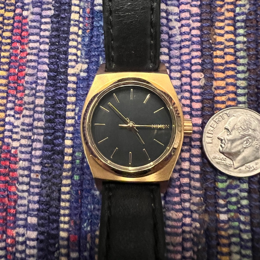 Women’s Nixon small time teller